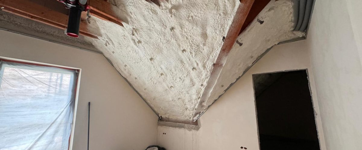 piana pur czy wełna - skos poddasza ocieplony pianą pur - realizacja